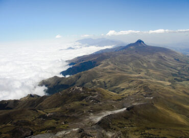 Vista al Volcán Corazón desde Los Illinizas