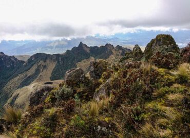 Picos rocosos alrededor de la Laguna Grande de Mojanda, vistos desde el Yanaurco