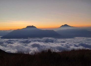 Volcanes Imbabura y Cayambe, vista desde el Cotacachi, al amanecer