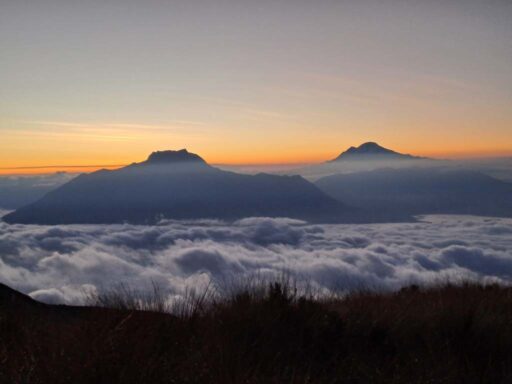 Volcanes Imbabura y Cayambe, vista desde el Cotacachi, al amanecer